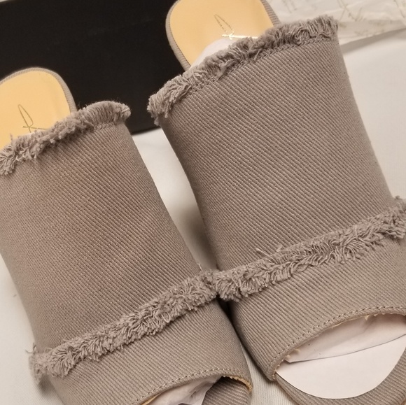 zendaya heels - Picture 3 of 4